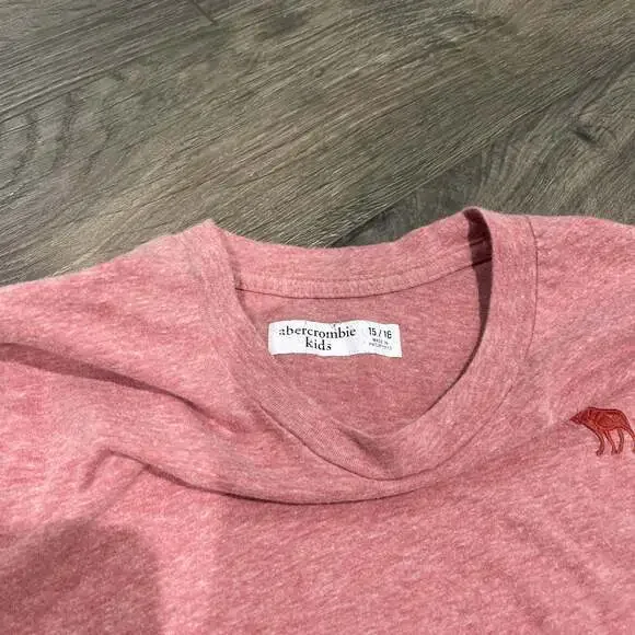 Abercrombie Kids Red Paisley T-Shirt - Picture 3 of 3